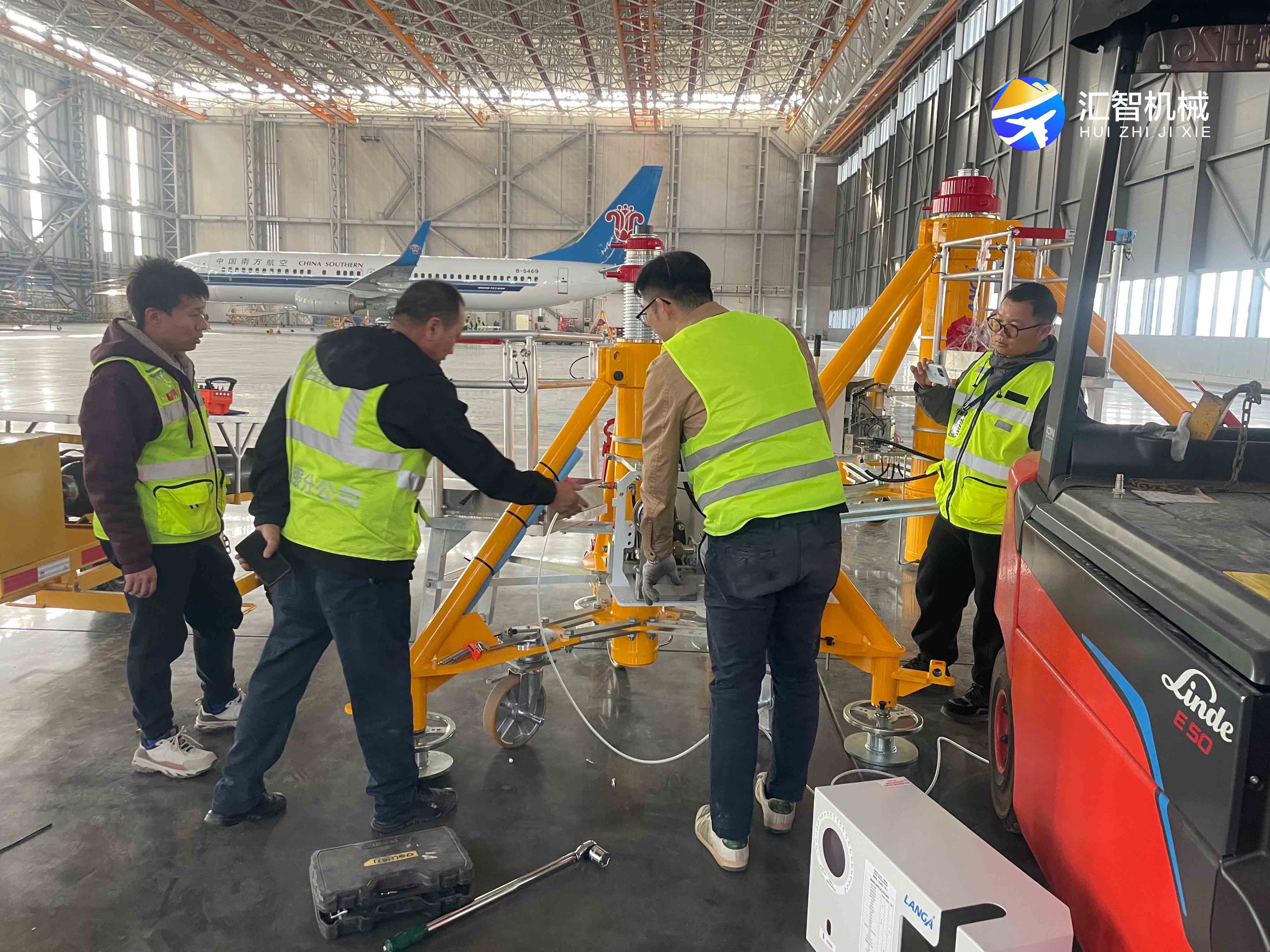 强强联合 助力航空枢纽建设！ 杭州汇智成功交付西班牙原装进口千斤顶至新疆天山国际机场